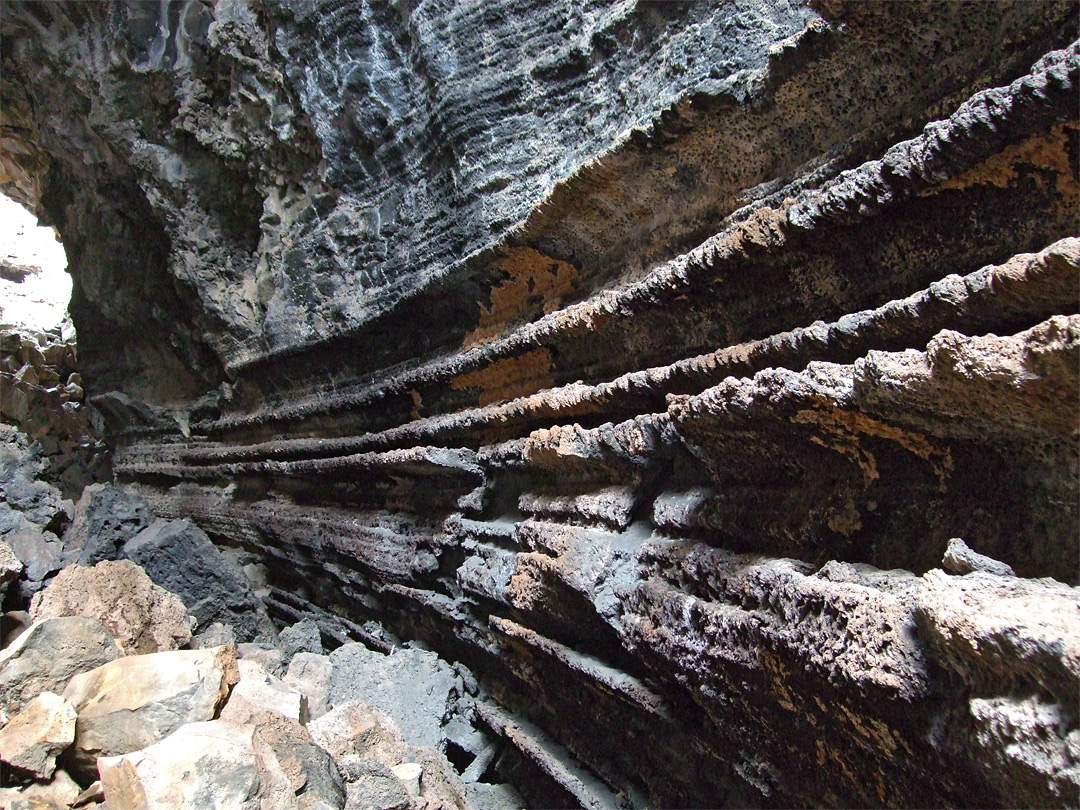 Parallel ledges