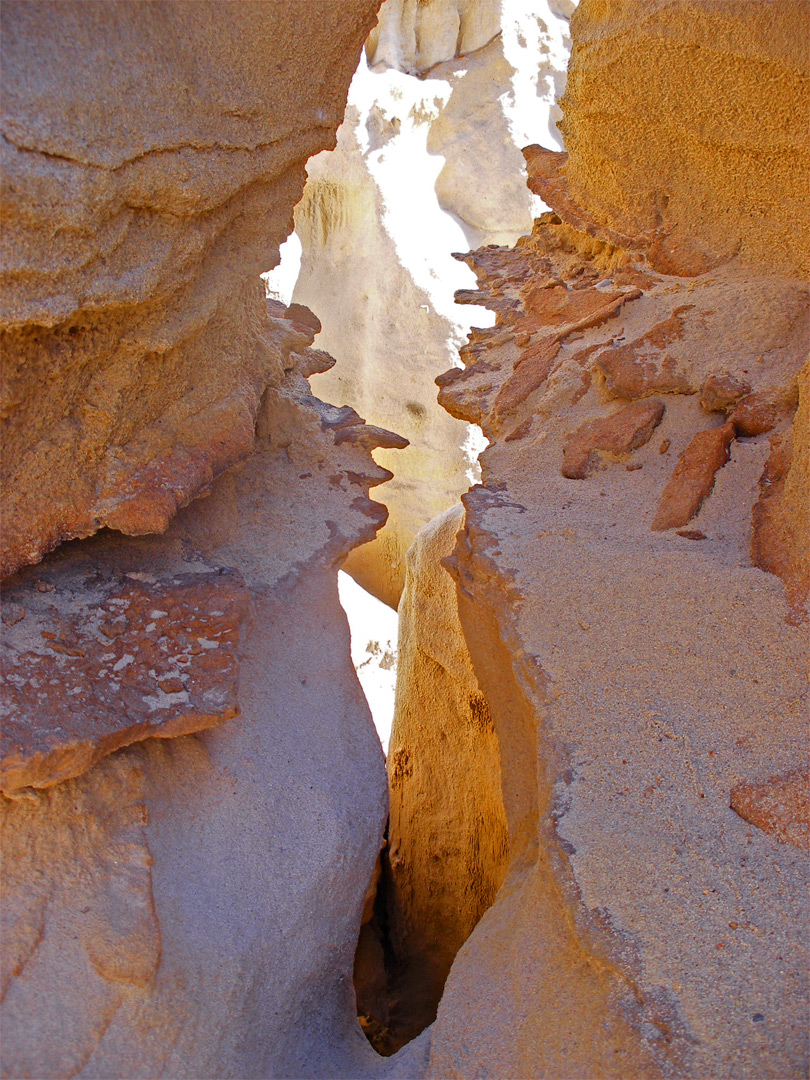 Narrow crevice