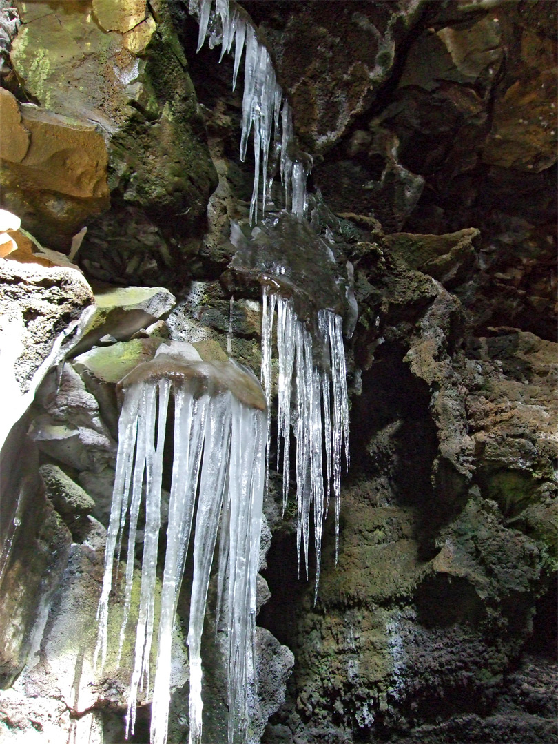 Clusters of icicles