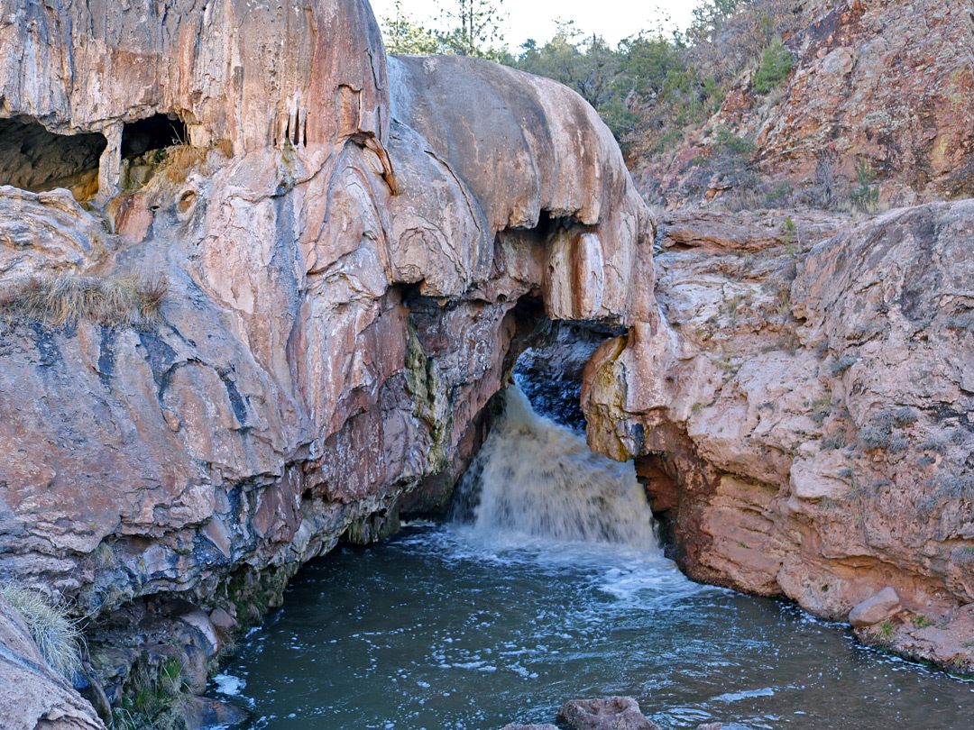 Berbagai Contoh Canyon Hot Springs.