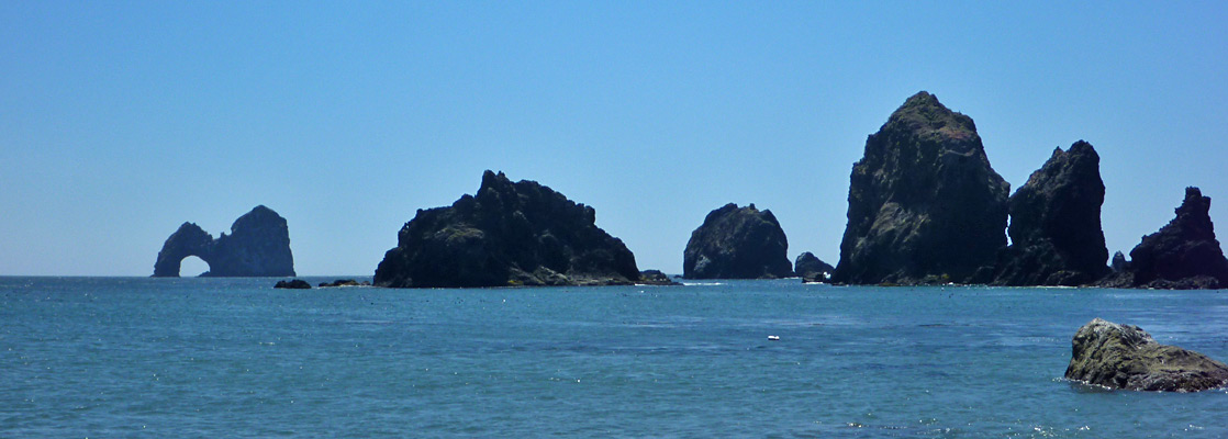 Mack Arch and nearby rocks, south of Crook Point