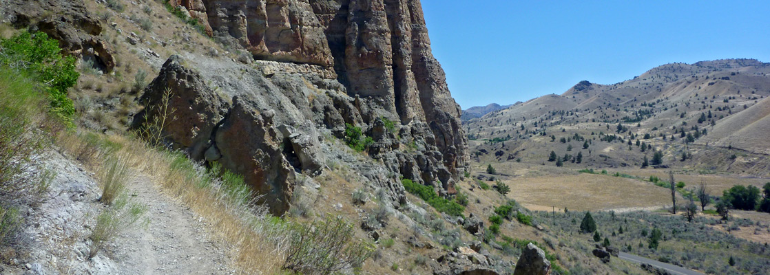 The Palisades at Clarno - view east