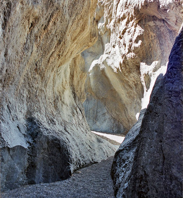 Tunnel-like passageway