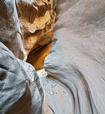 Curving slot in Wahweap Canyon