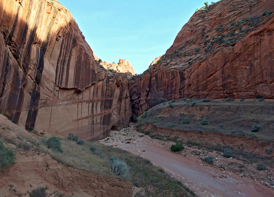 Narrowing cliffs at the Wire Pass confluence