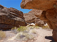 Overhanging rock in Owl Canyon