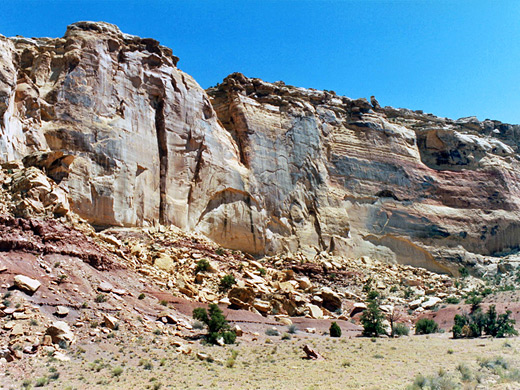 Cliffs upstream of the Crack Canyon narrows