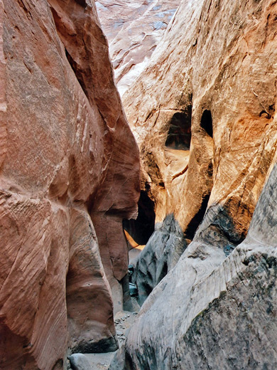 Curvy rock walls in upper Maidenwater Canyon