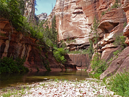 West Fork of Oak Creek: red rock passageway