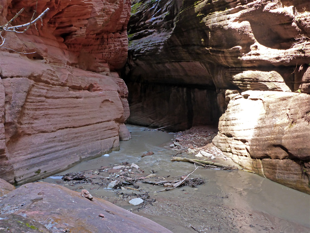 Tunnel-like passageway