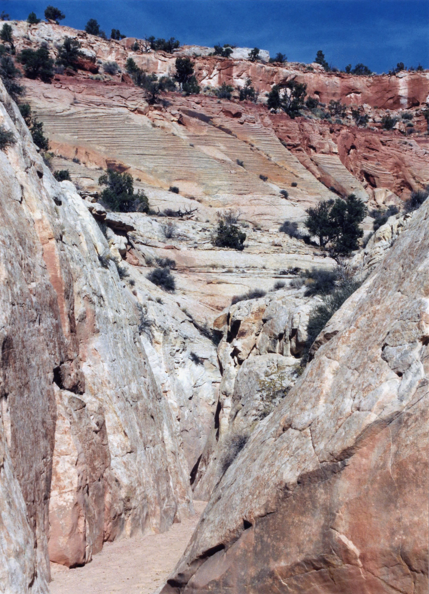 Passage in the middle of the canyon