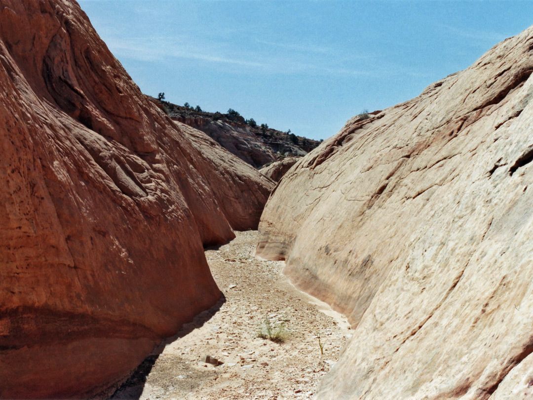 V-shaped drainage