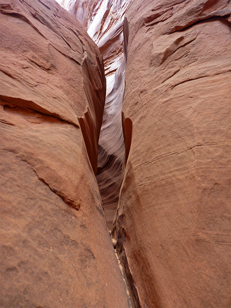 Narrow crack