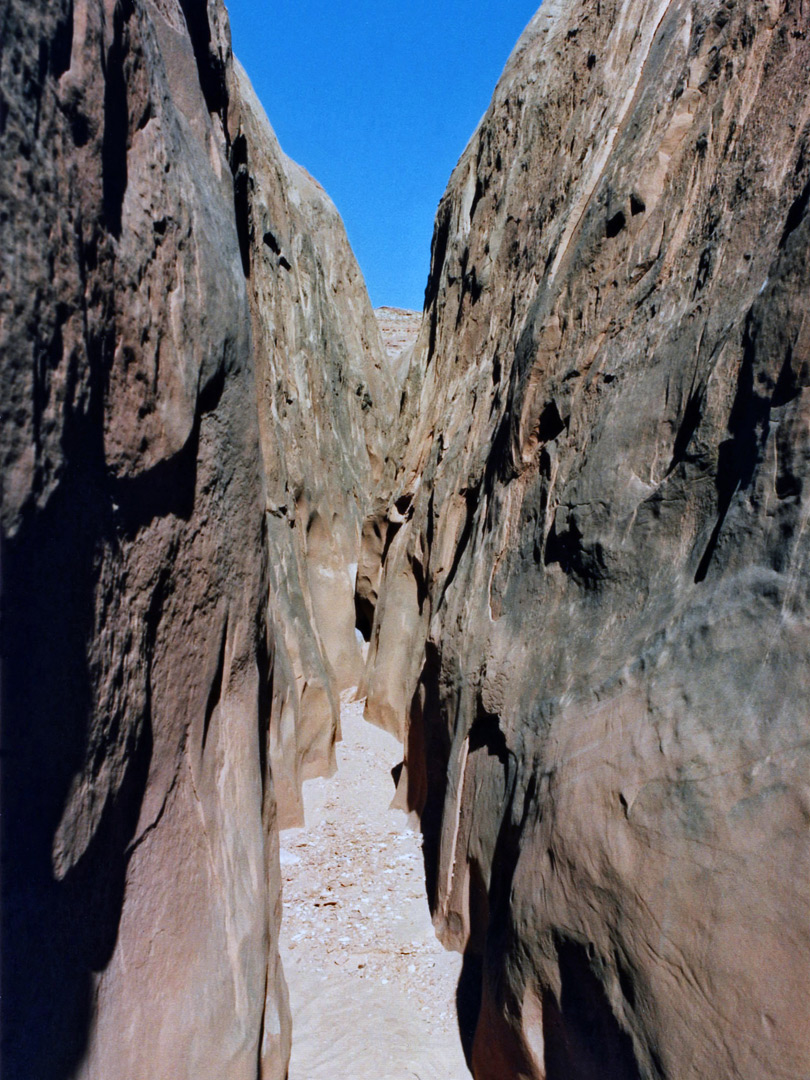 Start of the left fork narrows