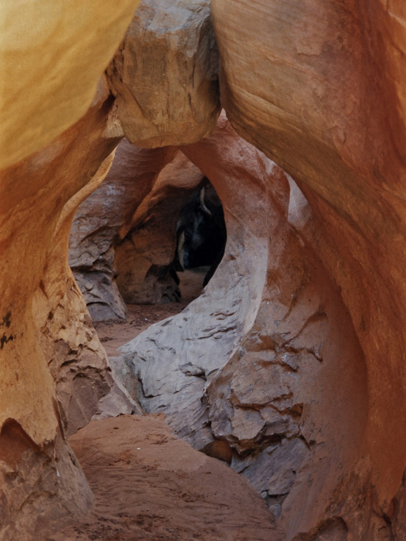 Tunnel-like passage