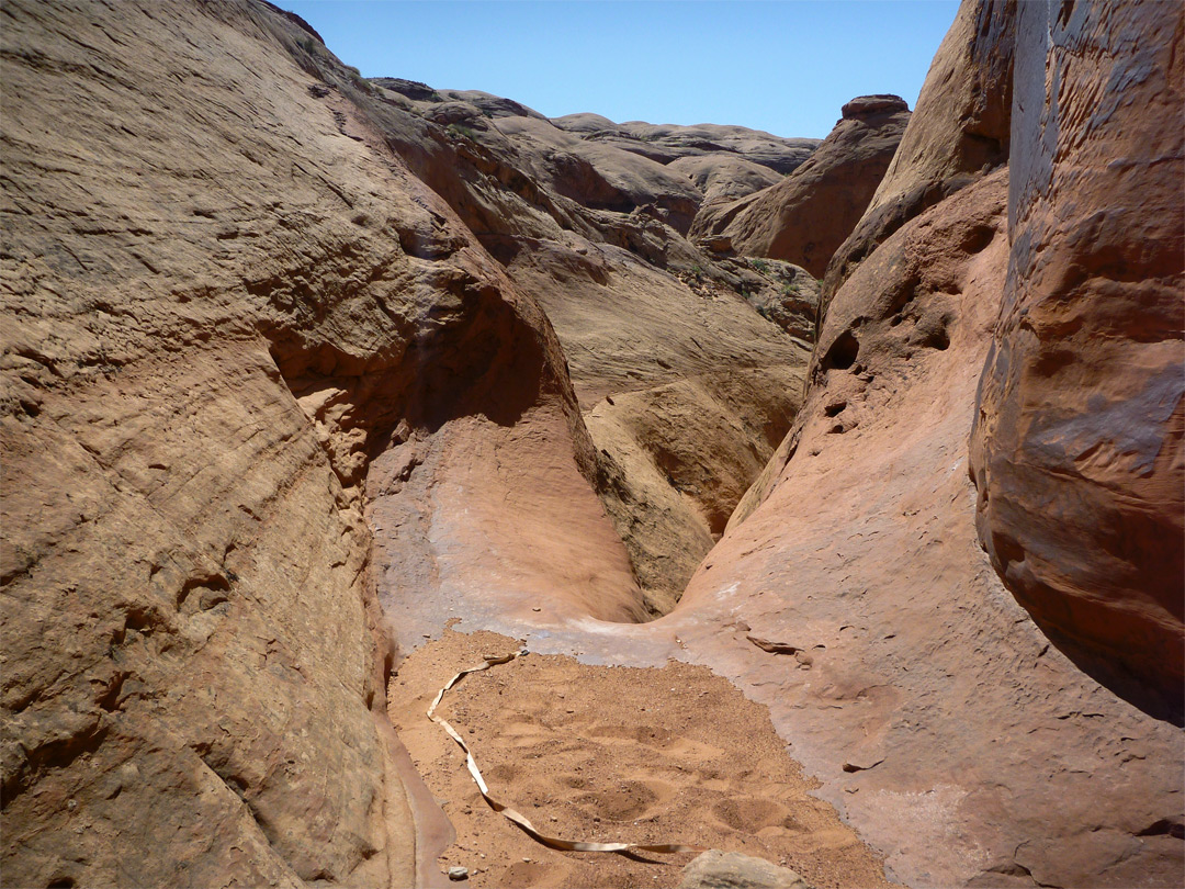 Webbing at a dryfall