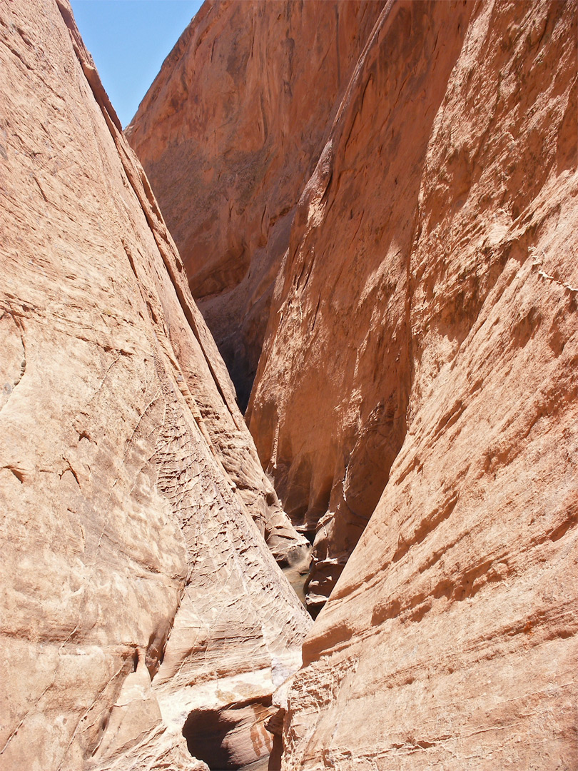 V-shaped passageway