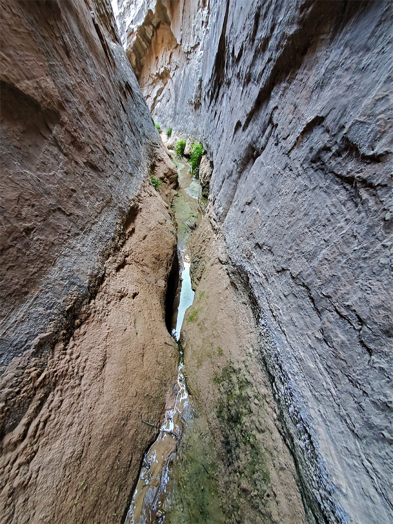 V-shaped passageway