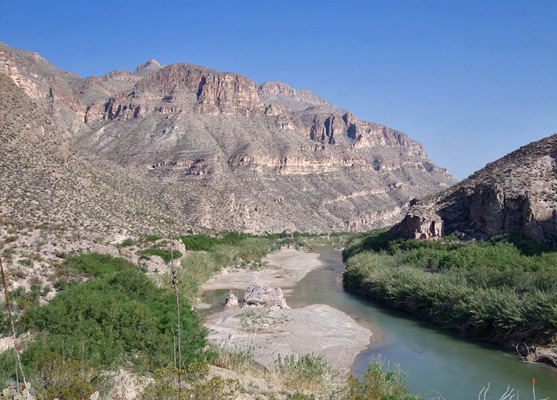 Bushes, cliffs and sandbanks along the Rio Grande