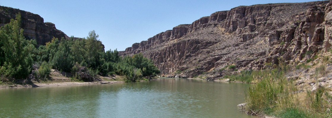 Low cliffs around the Rio Grande