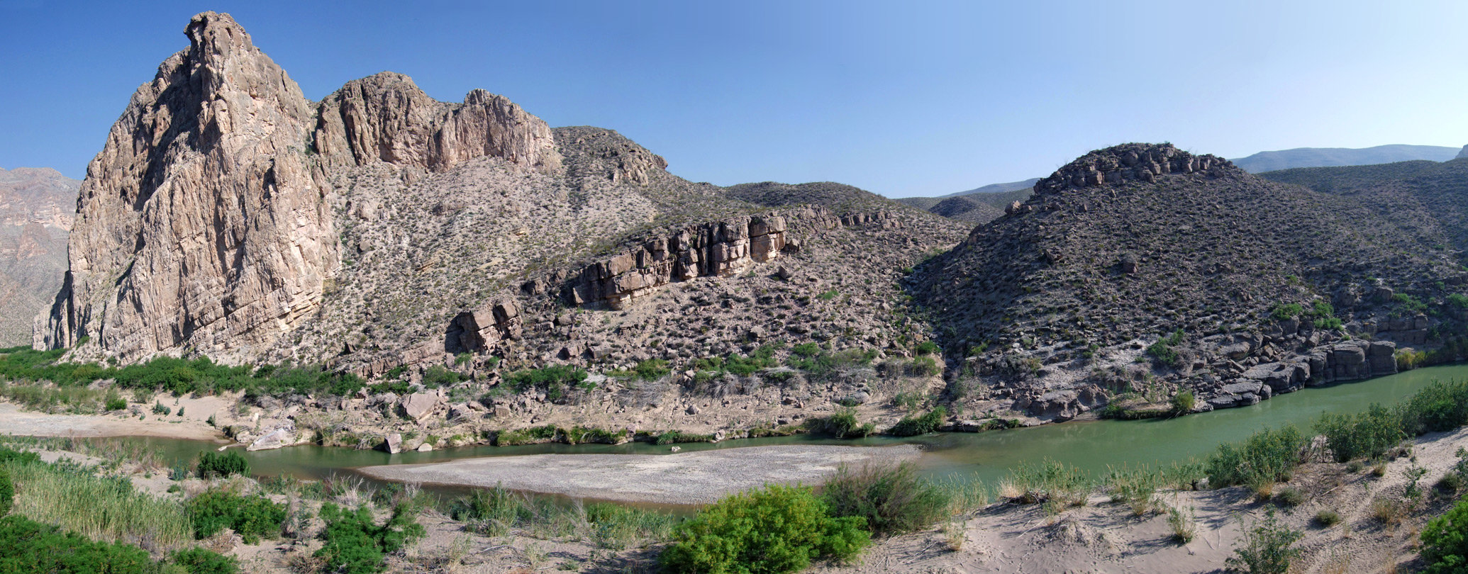 Bushes and sandbanks along the Rio Grande