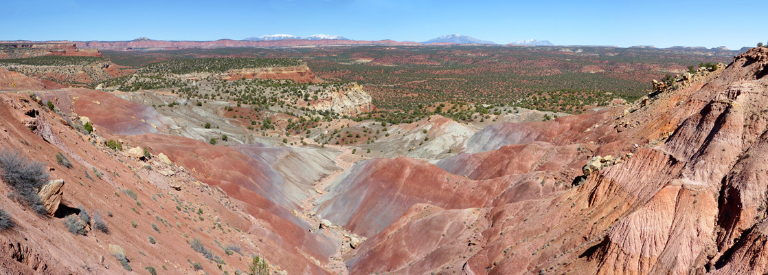 Chinle hills - viewpoint at the edge of the Circle Cliffs