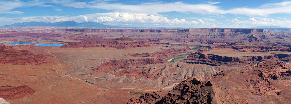 Cliffs, peaks and plateaus east of Dead Horse Point