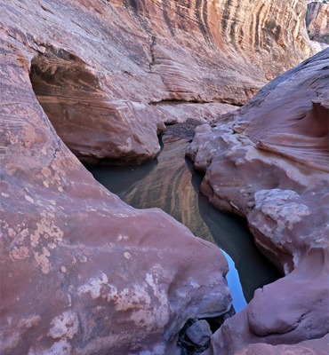 Cliff and pool at the start of the narrows