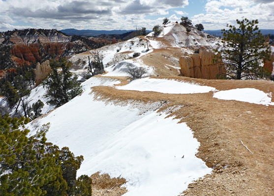 Winding ridge along the Fairyland Loop