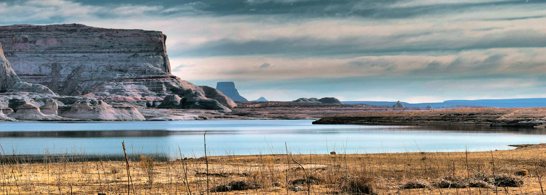 Cliffs and slickrock along the east side of Warm Creek Bay