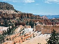 Cliffs along the Fairyland Trail