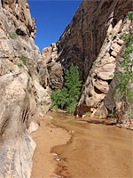 Narrowing canyon