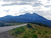 Road below Mt Tukuhnikivatz