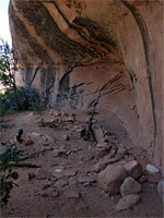 Minor alcove ruin