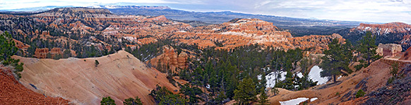 Hoodoos and ridges below Sunrise Point