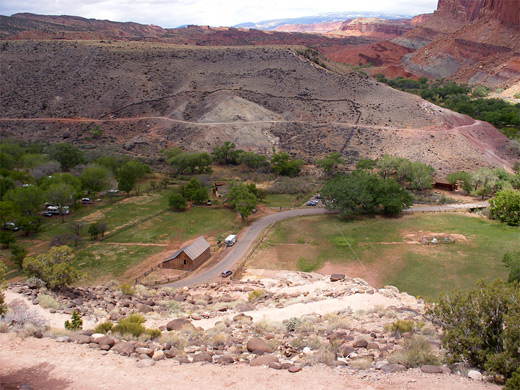 Road past the campground - start of the trail to Cohab Canyon