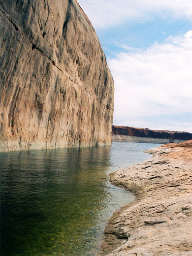 Vertical cliffs, Halls Crossing