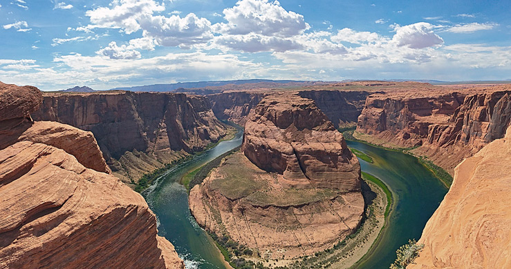 Sunny day at the Horseshoe Bend overlook