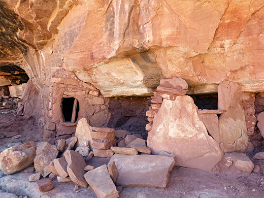 Granaries and loose stones; in the second ruins site