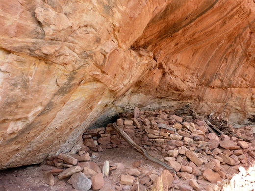 Overhanging cliffs above the kiva at Little Citadel