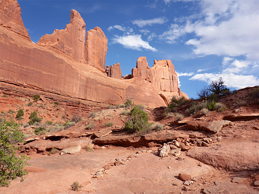 Cliffs on the west side of Park Avenue