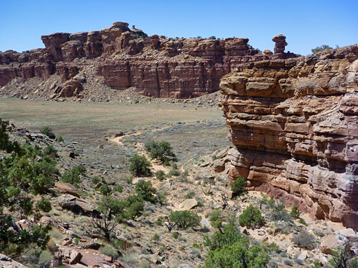 Trail at the east edge of Cyclone Canyon