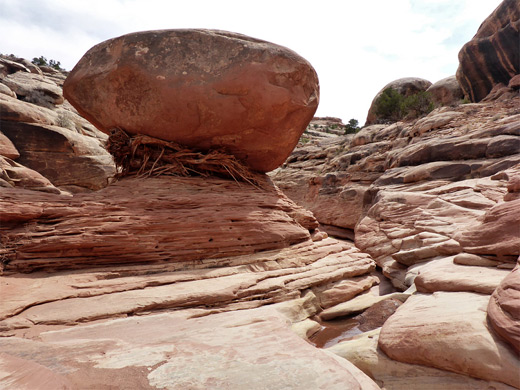 Big boulder in the middle of the canyon