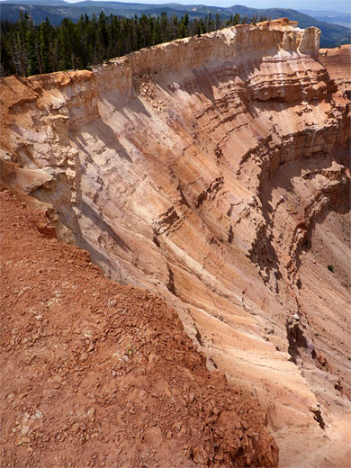 Curving ridge, west of Ramparts Overlook