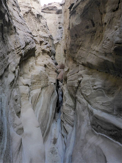 Dull-colored passageway