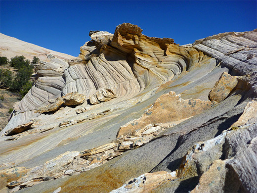 Wavy rocks of grey and gold