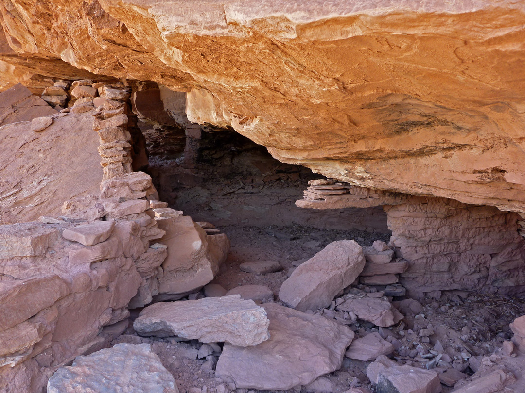 Low ceiling ruins