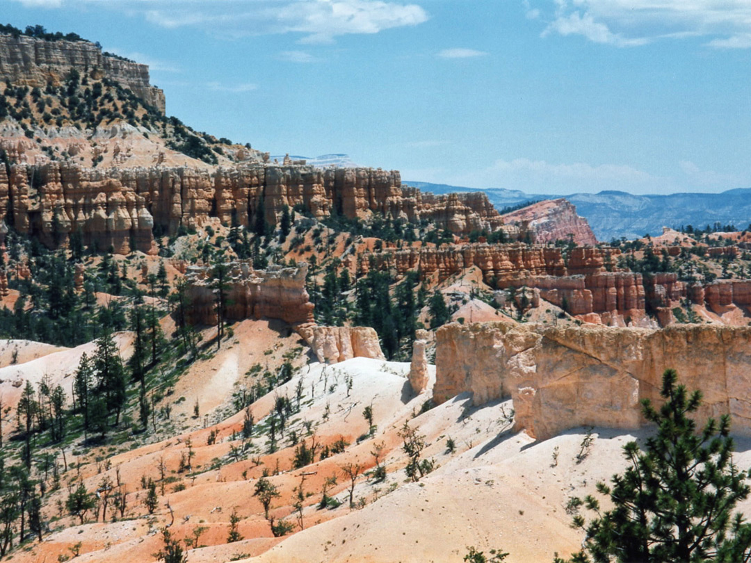 Cliffs along the Fairyland Trail