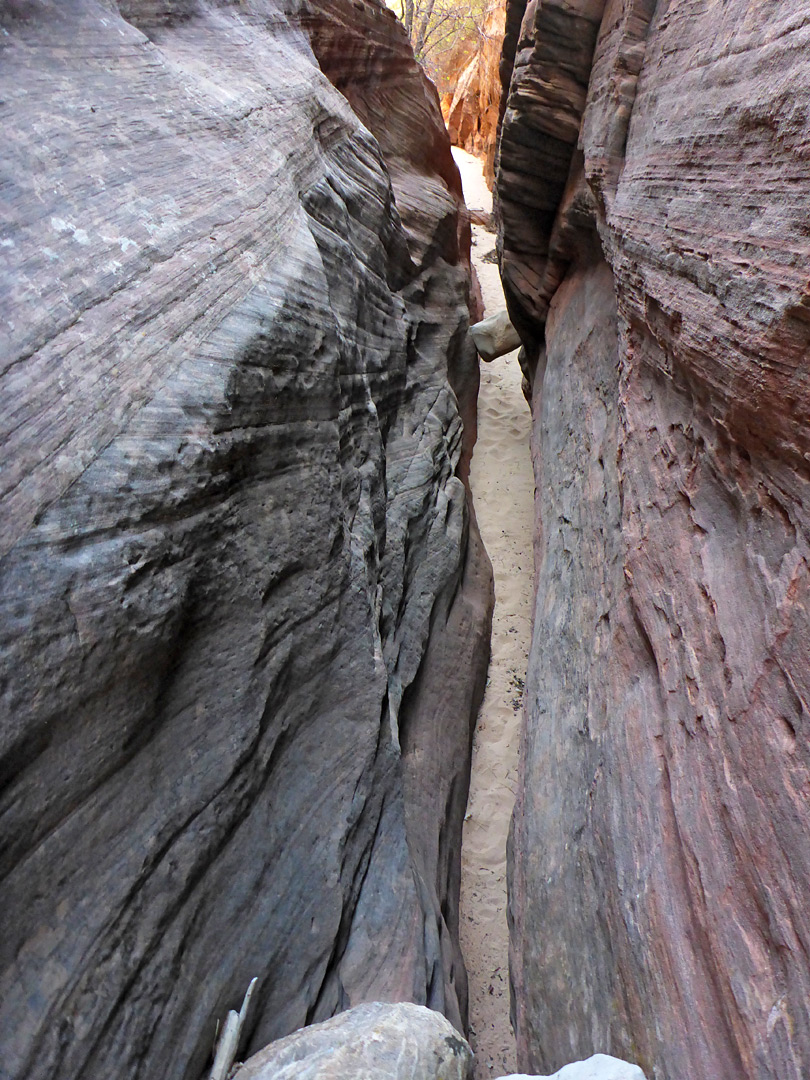 Slot and chokestone