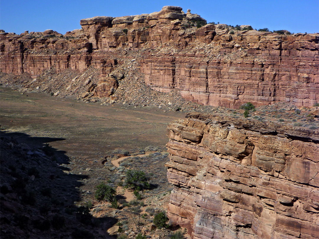 Cliffs east of Cyclone Canyon